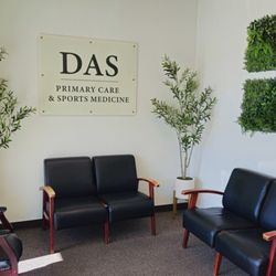 Das Primary Care & Sports Medicine - Peaceful waiting room.