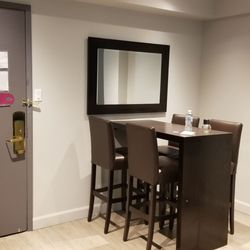 Crowne Plaza - Suite - dining table