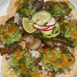 La Cruza Zuleada - 5 al pastor, 1 carne asada taco