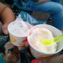 Eiscafe L'Incontro - Zitronen-Basilikum-Eis und Saure-Sahne-Eis