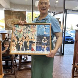 The Chef and his photo when he was young. At that time, he was the world champion in acrobatic gymnastics. Very handsome old uncle The Chef and his photo when he was young. At that time, he was the world champion in acrobatic gymnastics. Very handsome old uncle
