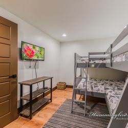 Hummingbird Cabins - Wolf Lodge guest bedroom with bunk beds