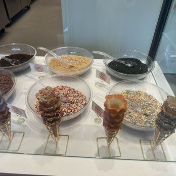 Buena's Organic Soft Serve - Comes and toppings options pt. 1 - Ice Cream & Frozen Yogurt Near Me - Burlingame, California