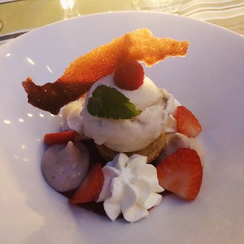 Château Ladausse - Banana ice cream and strawberry short cake for dessert! - Bed & Breakfast Near Me - Monflanquin, 47