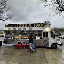 Tacos Jalisco Estilo La Laja - You can sit down to eat, even on rainy days