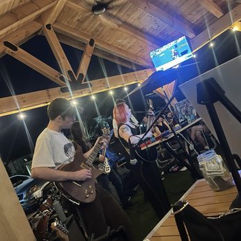 Hops And Berry Taproom - band playing on patio - Brewpubs Near Me - Loveland, Ohio