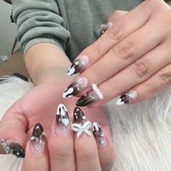 Nails by Miyako - Sweet black and white