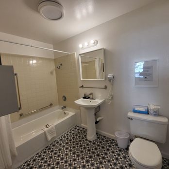 Viking Inn - Bathroom - Hotels Near Me - Solvang, California Viking Inn - Bathroom - Hotels Near Me - Solvang, California