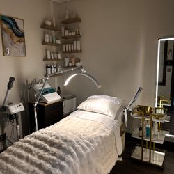 The Pearl Spa - Seeking anti-aging solutions? Try our face sculpting massage to rejuvenate and lift your skin.