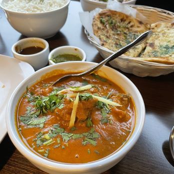 Khaao Macha - Desi Chicken Curry Goan Shrimp Curry Garlic Naan - Indian Near Me - Akron, Ohio