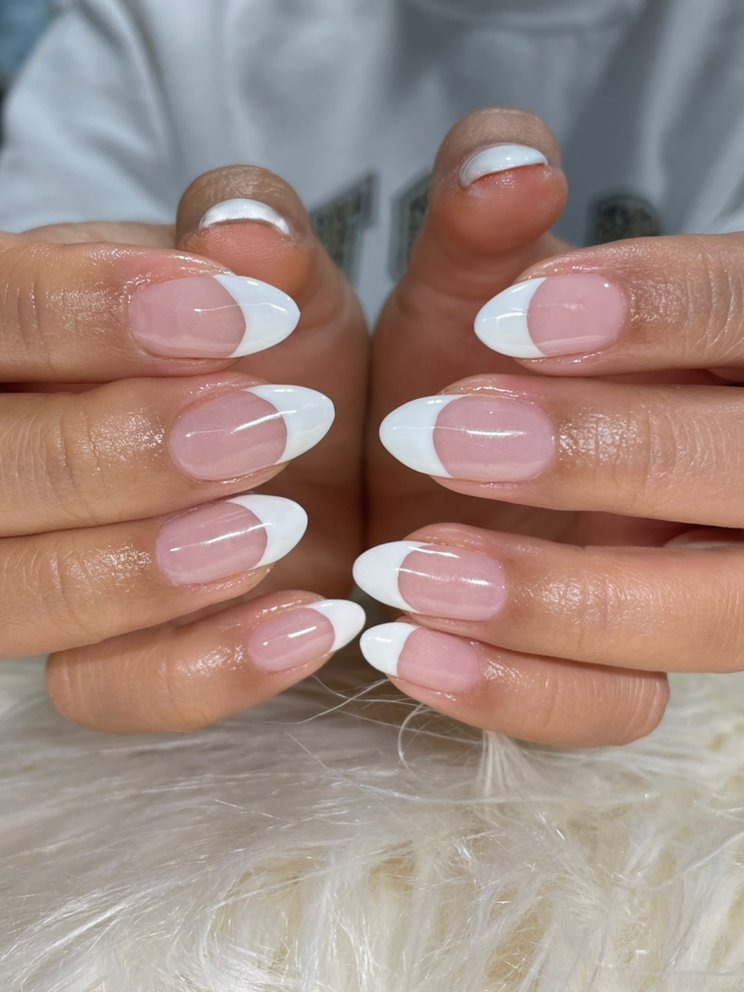 Nails By Alejandra M Logo