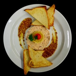Tataráček z uzeného lososa (losos je uzený přímo v restauraci), s medovo-horčičným dresinkem