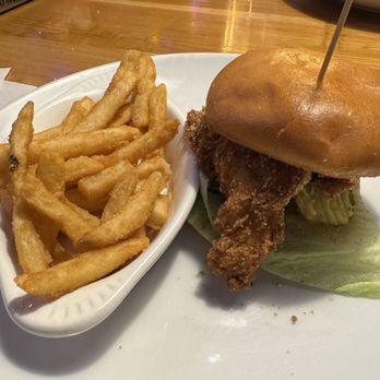 Rock & Brews - Orlando - Crispy Chicken Sandwich - Beer Bar Near Me - Orlando, Florida Rock & Brews - Orlando - Crispy Chicken Sandwich - Beer Bar Near Me - Orlando, Florida