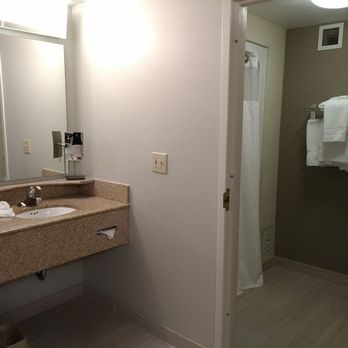 Courtyard by Marriott Hickory - Lots of room to get ready. - Hotels Near Me - Hickory, North Carolina