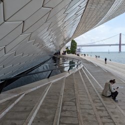MAAT - Museu de Arte Arquitetura e Tecnologia - Outside, you get a view of the "golden gate bridge" same red color and made by same architect