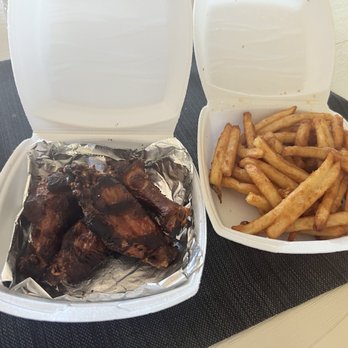 Saddleback BBQ - 4 wings - Barbeque Near Me - Lansing, Michigan