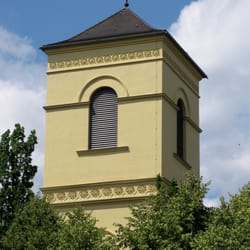 Luisenkirche - Der Kirchturm mit den "Schmuckrosetten" oben und darunter, unter dem Fenster.