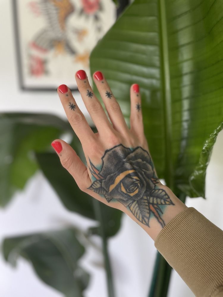 Elegant Nails Logo