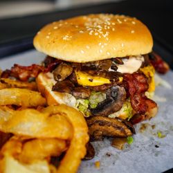 Broiler Bay - Bacon Cheeseburger with Mushrooms - IG: @nelson_eats