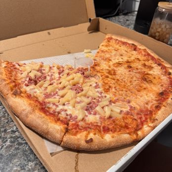 Bizzarro Pizza - Large half cheese half Hawaiian pizza - Pizza Near Me - Palm Bay, Florida Bizzarro Pizza - Large half cheese half Hawaiian pizza - Pizza Near Me - Palm Bay, Florida