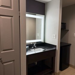 La Quinta by Wyndham New Cumberland - Harrisburg - Sin is located outside the restroom, which allowed us to maximize efficiency.