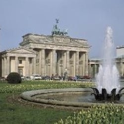 Links neben dem berühmten Tor liegt das Haus Pariser Platz 1