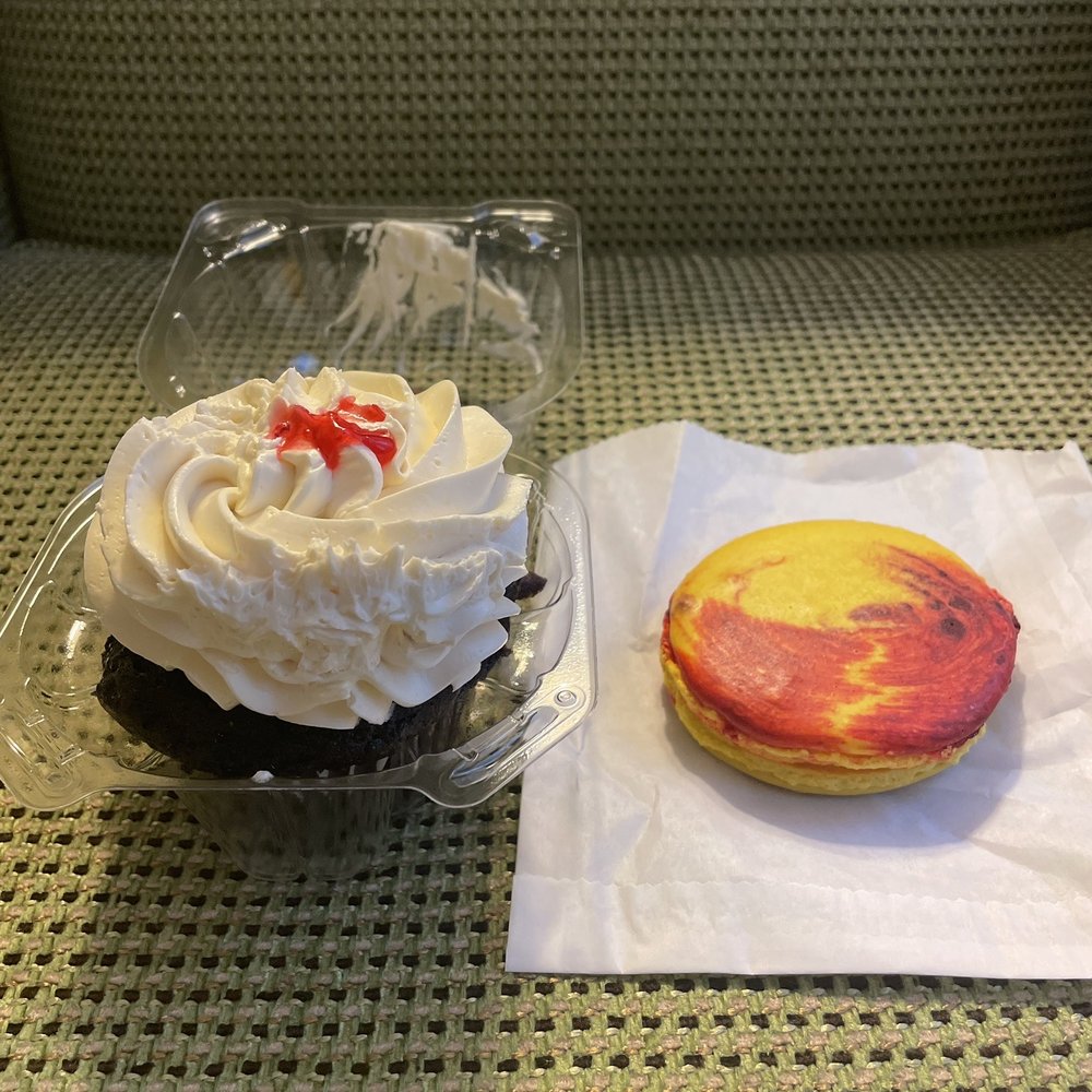 Colossal Cupcakes - Bakeries Near Me - Cleveland, Ohio