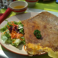 Crêperie Bretonne - La galette au Maroilles local accompagnée d'une petite salade et bolée de cidre