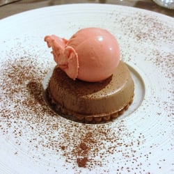 La Causerie - Dessert du jour avec glace à la fraise maison