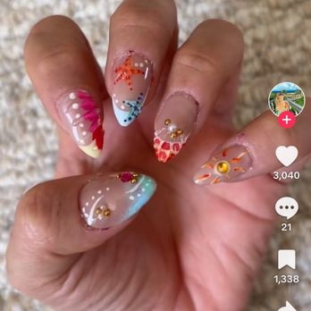 Daisy Nails - my inspiration photo! - Nail Salons Near Me - Carmel, Indiana