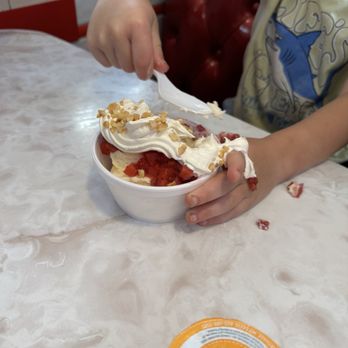 Cakes & Creams - Sugar free strawberry sundae - Pizza Near Me - Branson, Missouri Cakes & Creams - Sugar free strawberry sundae - Pizza Near Me - Branson, Missouri