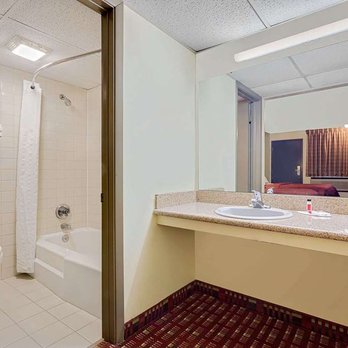 Days Inn by Wyndham Williamsburg - Guest room bath - Hotels Near Me - Williamsburg, Iowa Days Inn by Wyndham Williamsburg - Guest room bath - Hotels Near Me - Williamsburg, Iowa