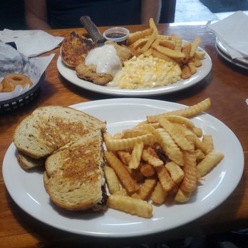 Brewsters Neighborhood Grill - Patty melt and country fried steak - Bars Near Me - Marietta, Georgia