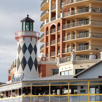 Harry T's - Top bar area overlooking the docks of Harry T's - Seafood Near Me - Destin, Florida