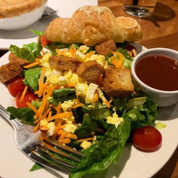 Cheddar's Scratch Kitchen - House salad with pomegranate vinaigrette. - American Near Me - Jacksonville, Florida