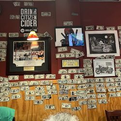 Pub32 - Cool decor