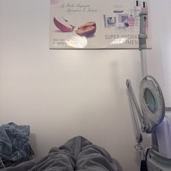 Beauty Legend - Waiting for service