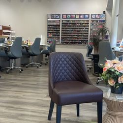 Linda's Beauty Nails - Waiting area