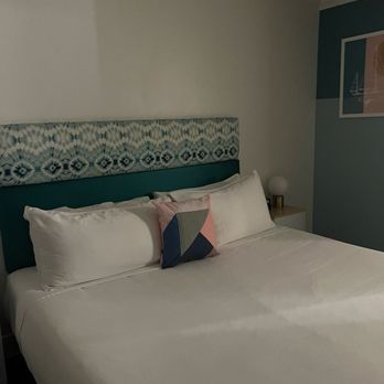 Bellanca Hotel - King Bed - Hotels Near Me - Avalon, California