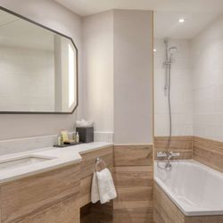 Hilton Nottingham - Guest room bath