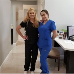 Blue Hearts Dental - La señora de negro , es una agresora , vulgar y corriente que maltrata a los clientes de forma inclreible.