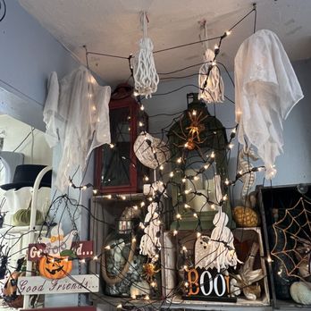 Penny's Drive In - Halloween decorations - Hawaiian Near Me - Honolulu, Hawaii