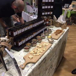 Fine & Dandy Market - Crackers, cheese and Chutney