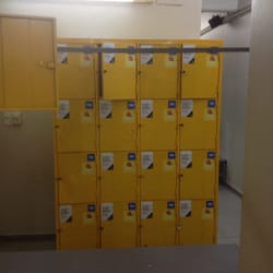 Sport Club - Casilleros libres, solo tenes que llevar el candado. También hay algunos de color gris, que son más grandes y se alquilan.