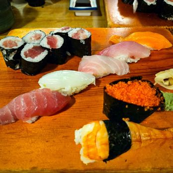 Akasaka - Matsu Nigiri Sushi Combination / $32.95 - Japanese Near Me - Honolulu, Hawaii
