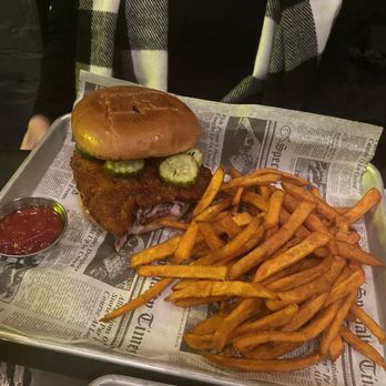 Elm City Social - Nashville Chicken Sandwich - Cocktail Bars Near Me - New Haven, Connecticut Elm City Social - Nashville Chicken Sandwich - Cocktail Bars Near Me - New Haven, Connecticut
