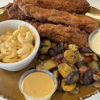 Urban Plates - Chicken Tender Plate, Macaroni & Cheese, Rainbow Carrots & Golden Beets - New American Near Me - Davis, California