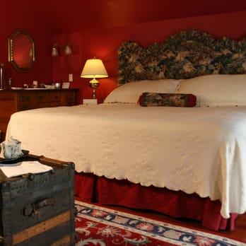 Claiborne House B&B - Yeats Room - Bed & Breakfast Near Me - Jefferson, Texas Claiborne House B&B - Yeats Room - Bed & Breakfast Near Me - Jefferson, Texas