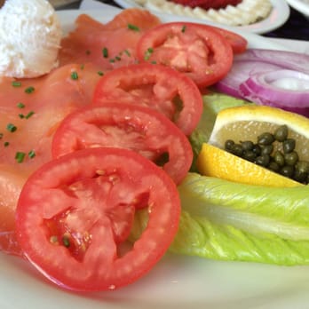 Urth Caffé-Pasadena - Smoked salmon with capers and tomatoes - Cafes Near Me - Pasadena, California