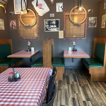 Aurelio's Pizza - Booth seating - Pizza Near Me - Addison, Illinois